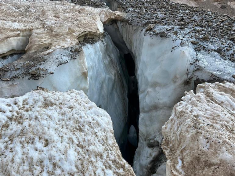 Hakkaride, Cilo-Sat Dağlarına çıkan 4 kişi buzul kırılınca çukura düştü
