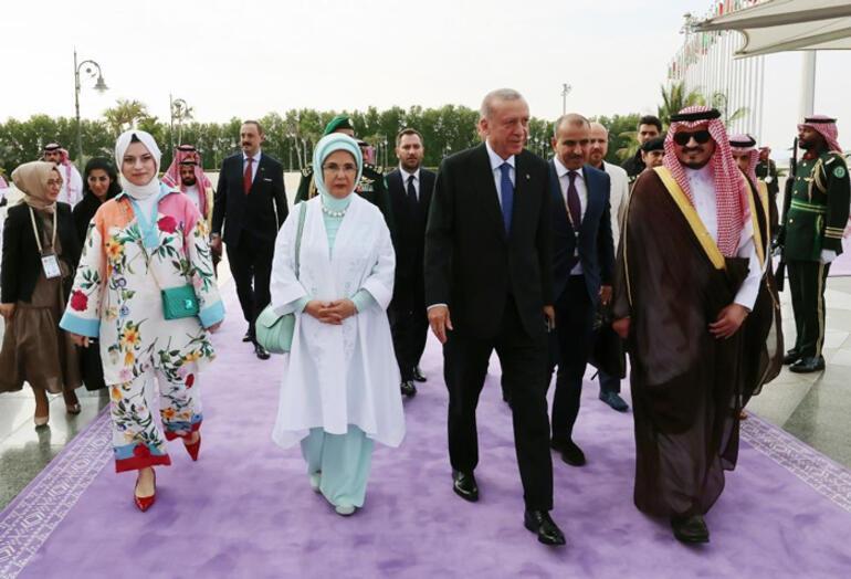 Cumhurbaşkanı Erdoğan, Körfez turunun ilk durağı olan Suudi Arabistanda