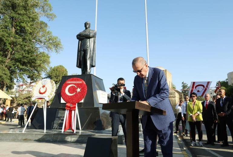Cumhurbaşkanı Erdoğan, KKTCde Atatürk Anıtına çelenk bıraktı