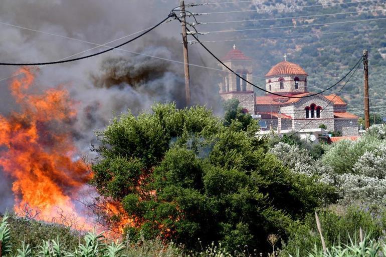 Rodos’ta yangın felaketi Turistler sahillerde yardım bekliyor