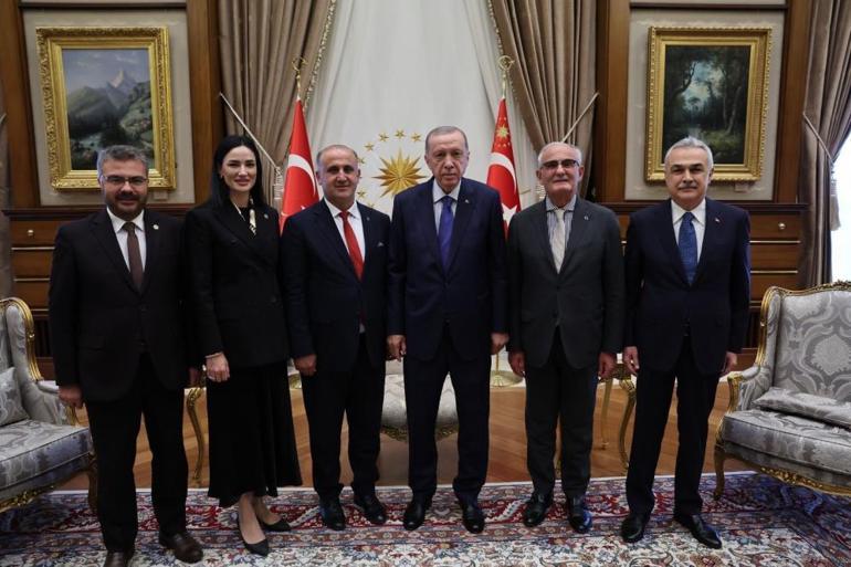 İYİ Partiden AK Partiye geçen Aytekin Kayaya rozetini Erdoğan taktı