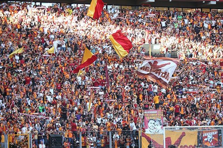 Galatasarayda yeni transferler için imza töreni düzenlendi