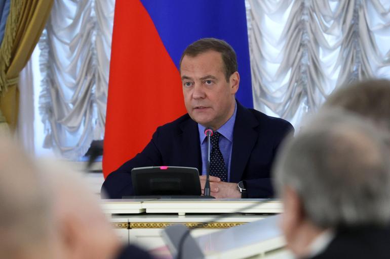 Medvedev açık açık tehdit etti Ukrayna başarılı olursa nükleer kullanırız