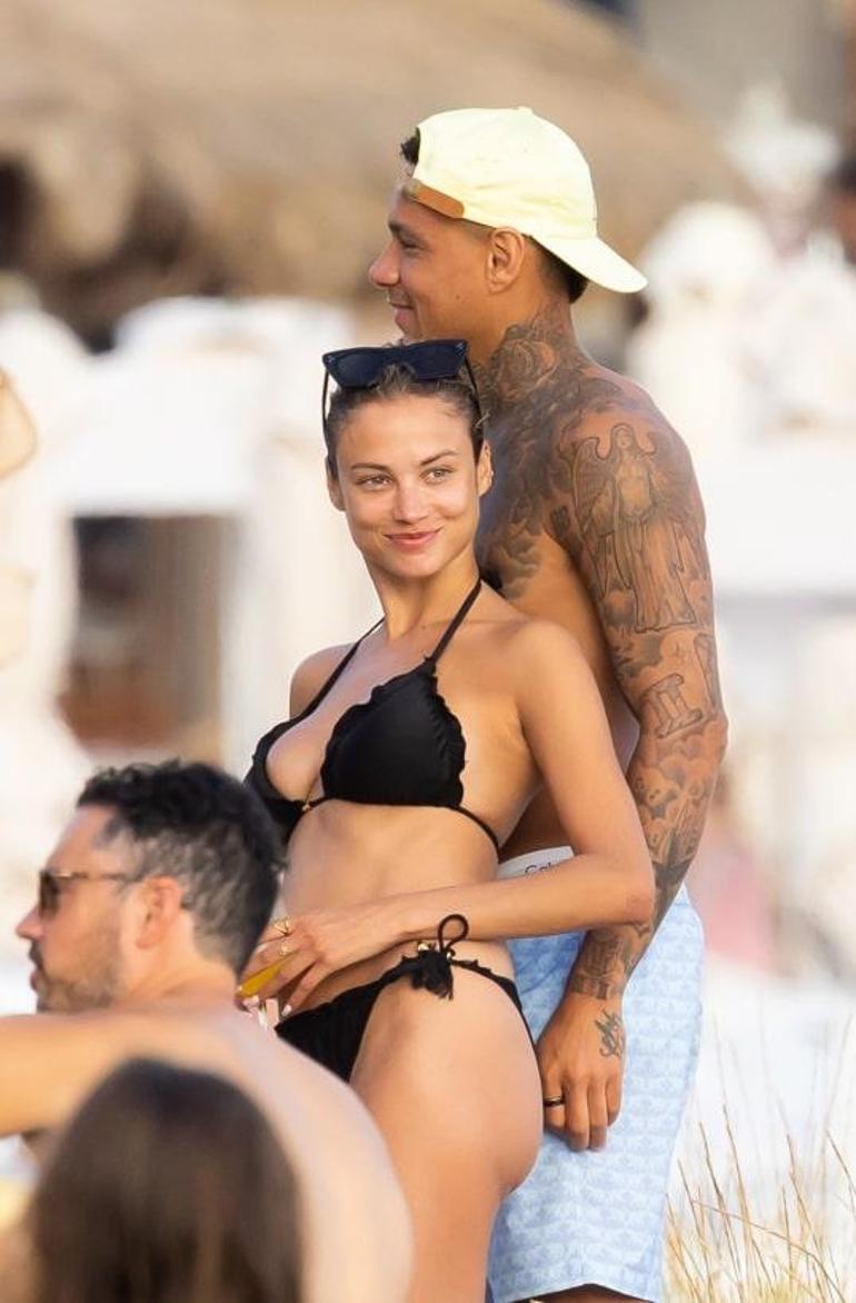 Van Der Wiel-Rose Bertram çifti alışverişte - Magazin Haberleri -  Milliyet