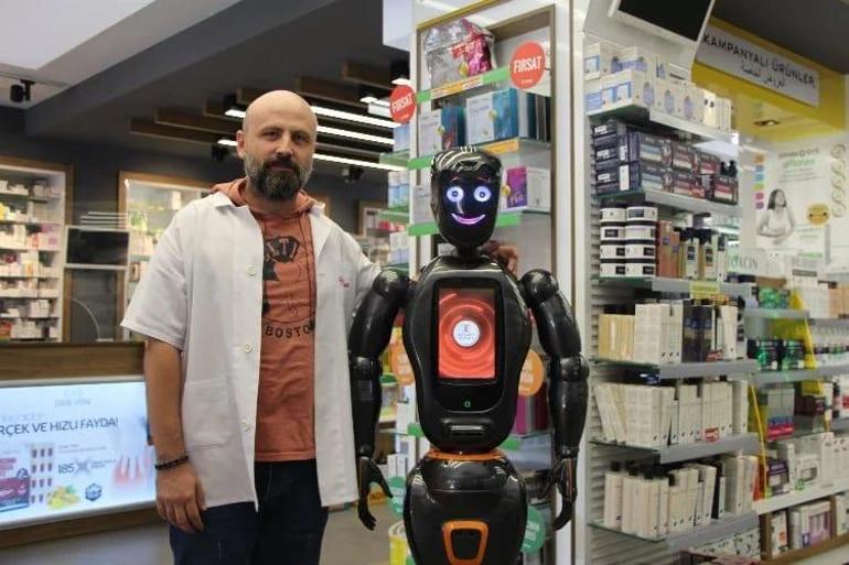 Robot ‘Marbot Ada’ eczanede işbaşı yaptı Görenler gözlerine inanamadı