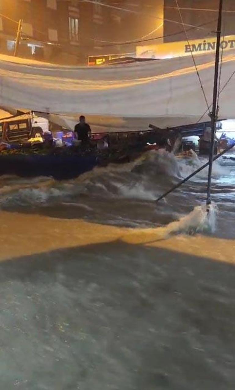 Sağanak yağış İstanbulda etkili oldu, Birçok ev ve iş yerini su bastı: 2 kişi hayatını kaybetti