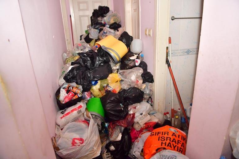 Evden 20 ton çöp çıktı; sahibi Yapmayın, bunlar yılların emeği dedi