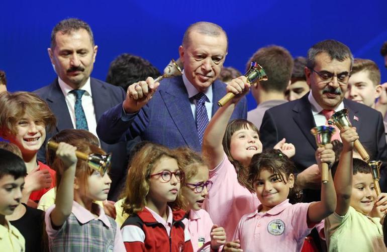 Cumhurbaşkanı Erdoğandan iki müjde Ek ders ücretleri ve burslar artıyor