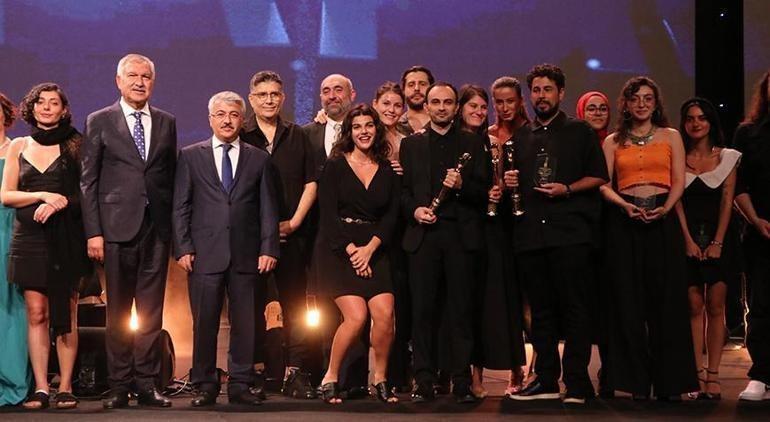 Altın Koza Film Festivali’nde ödüller sahiplerini buldu Türkan Şoray ve Kadir İnanır el ele