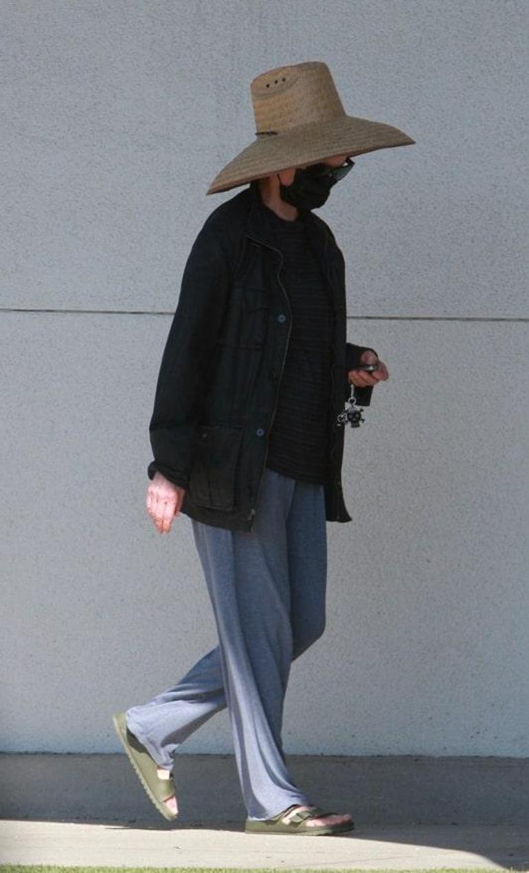 Agorafobi hastalığına yakalanan Kim Basinger kocaman şapkasıyla yüzünü gizledi