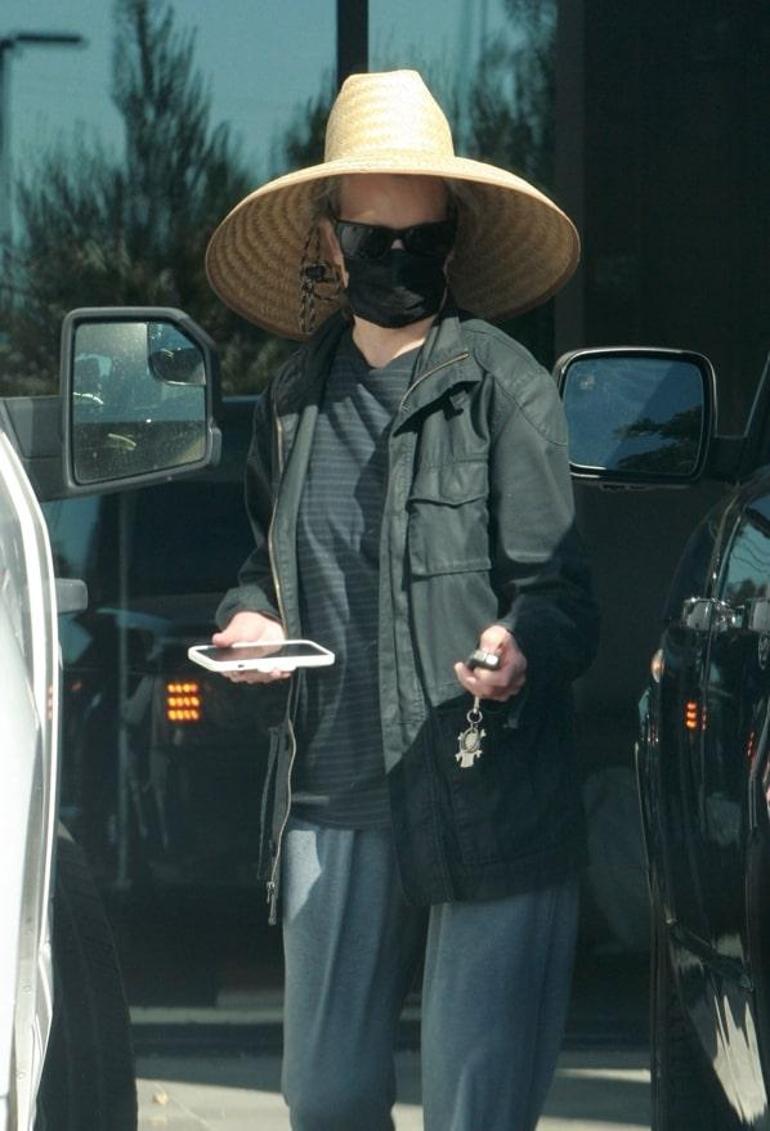 Agorafobi hastalığına yakalanan Kim Basinger kocaman şapkasıyla yüzünü gizledi
