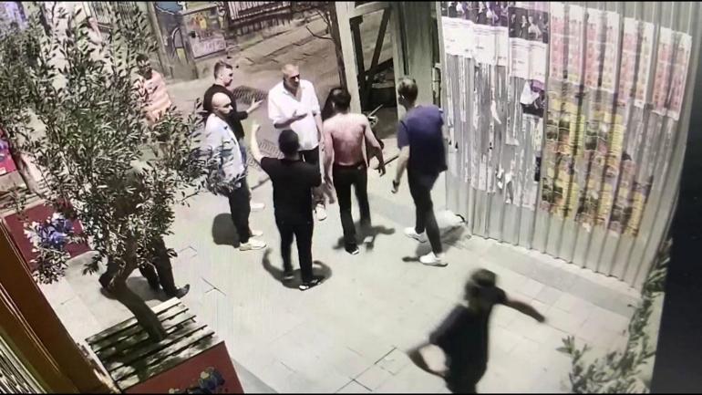 İstanbulun göbeğinde görülmemiş dehşet İki arkadaşa çivili sopa ve şişelerle saldırdılar