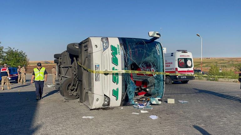 Şanlıurfada yolcu otobüsü devrildi: 2 ölü, 25 yaralı