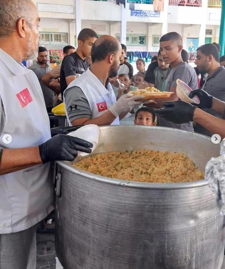 Gamze Özçelikin derneği Gazzedeki sivillere sıcak yemek dağıttı Bu fotoğrafa kalbimi bıraktım