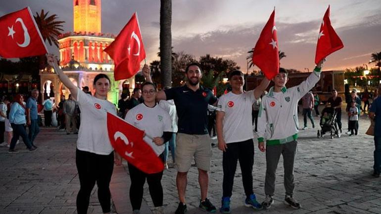 İzmirde Cumhuriyet heyecanı Tarihi saat kulesine yansıtıldı