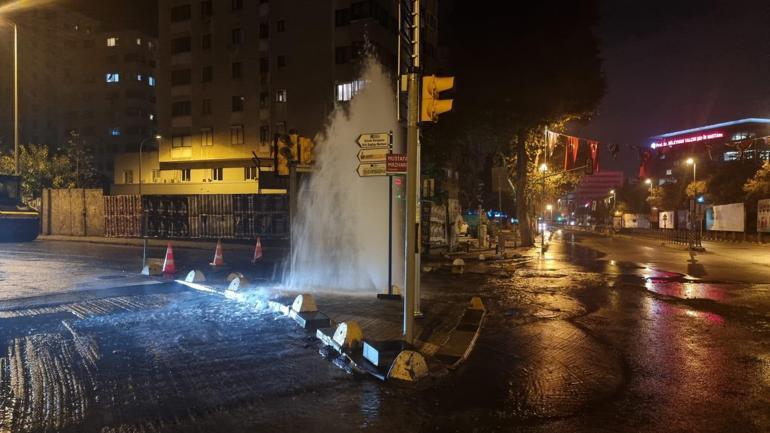 Kadıköy’de su borusu patladı; sokaklara 5 saat boyunca akan su kesildi