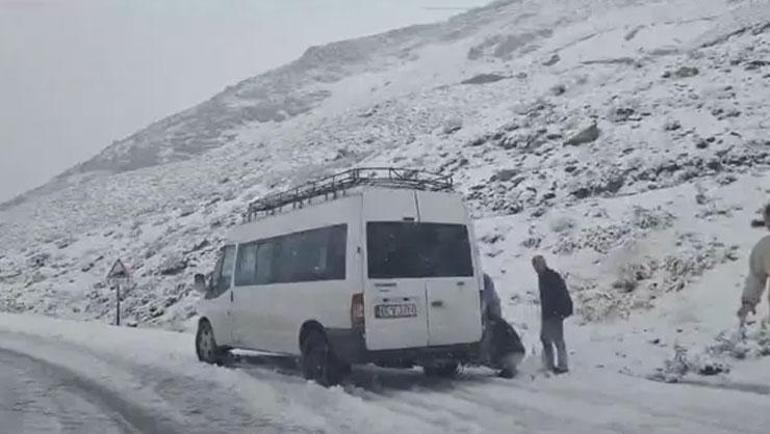 Her yer beyaza büründü Araçlar yolda kaldı