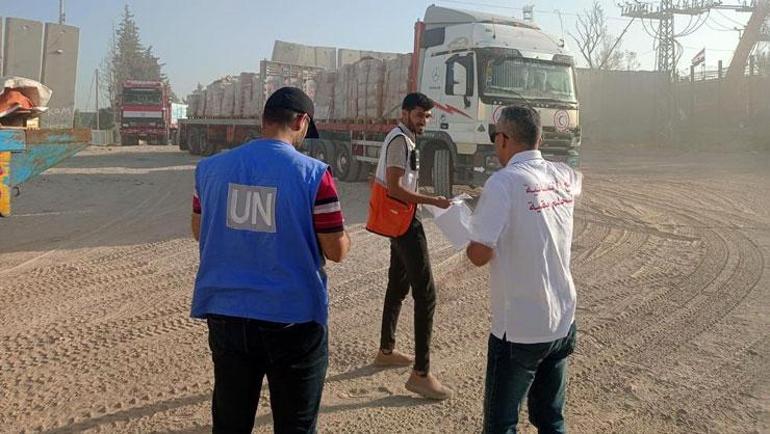 Filistin Kızılayı, insani yardım yüklü 106 kamyonu teslim aldı