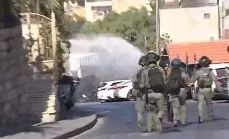 Cuma namazı kılmak isteyen Filistinlilere gaz bombalı müdahale