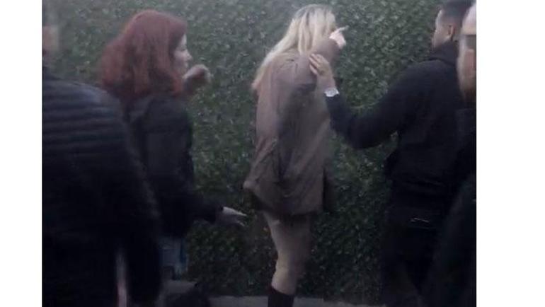 İstanbulda 3 kadın, metrobüs durağında birbirine girdi Ayırmaya çalışanlar da nasibini aldı