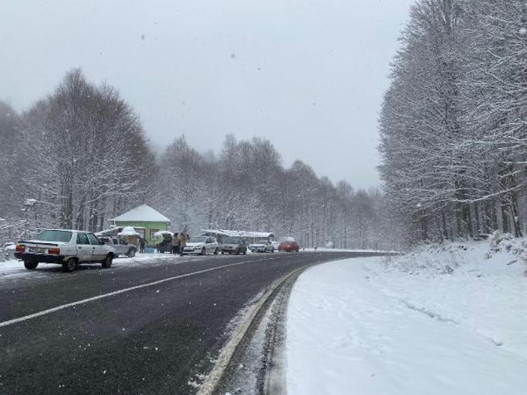 Kütahya’nın Domaniç ilçesinde etkili olan kar yağışı günlük yaşamı olumsuz etkilerken, trafikte ağır tonajlı araçların geçişlerine izin verilmiyor.