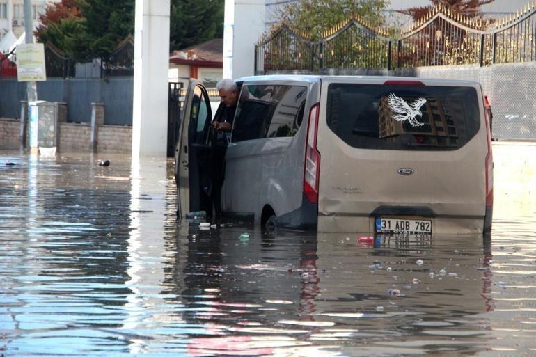 Hatayda sel Cadde ve sokaklar su altında kaldı