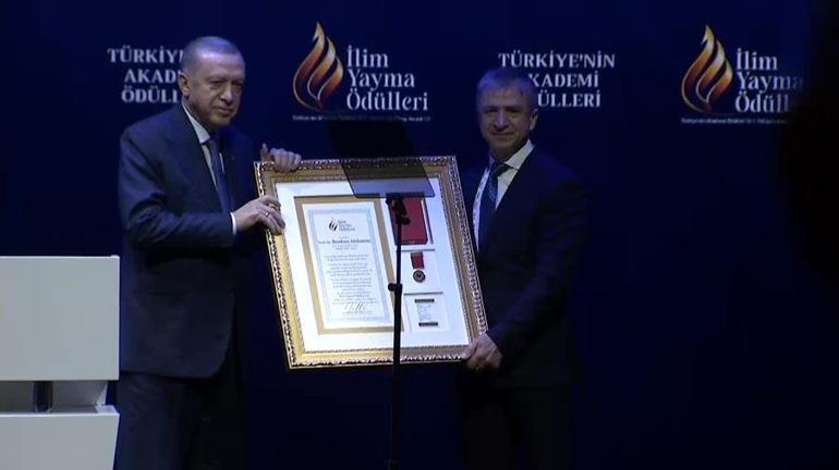 İlim Yayma Ödülleri Takdim Töreni Cumhurbaşkanı Erdoğan: Yeni neslimizi yeni iletişim mecralarının sinsi etkilerine karşı korumalıyız