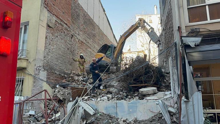 Kadıköyde bina çöktü: 1 kişi enkazda kaldı