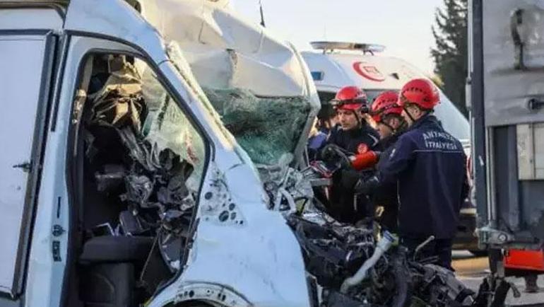 Antalyada feci kaza TIRa çarpan minibüsün sürücüsü öldü