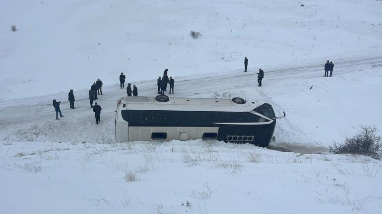 Cenazeden dönenleri taşıyan yolcu otobüsü devrildi: 14 yaralı