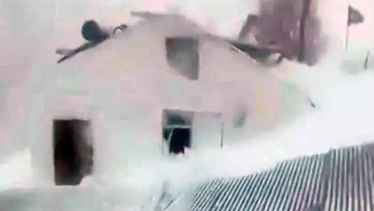 Meteorolojinin uyardığı Ardahanda 4 evin üzerine çığ düştü