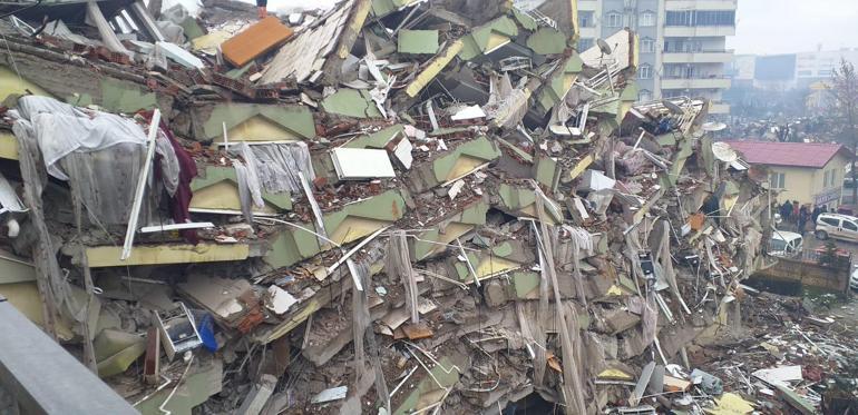 Depremde 96 kişinin öldüğü binanın  korkunç gerçeği: Asansörün altından su çıkardı