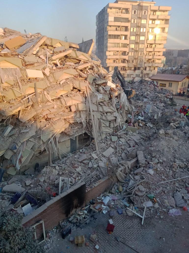Depremde 96 kişinin öldüğü binanın  korkunç gerçeği: Asansörün altından su çıkardı
