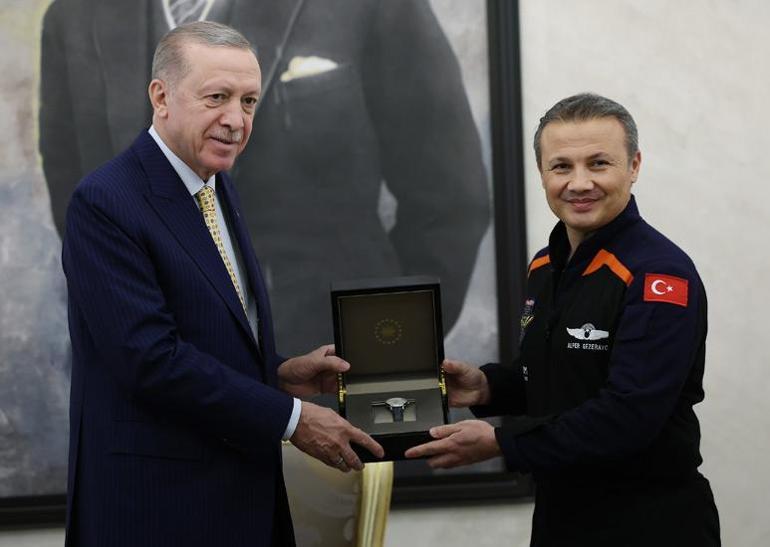 Alper Gezeravcıyı kabul etti Cumhurbaşkanı Erdoğandan özel hediye