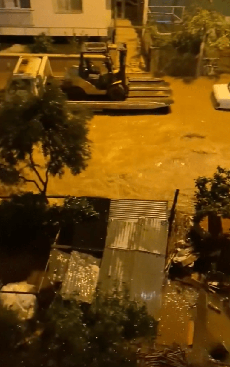 Antalyada şiddetli yağış sele neden oldu Okullar tatil edildi, motokuryelere yasak geldi