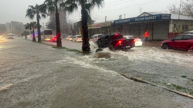 Antalyada şiddetli yağış sele neden oldu Okullar tatil edildi, motokuryelere yasak geldi