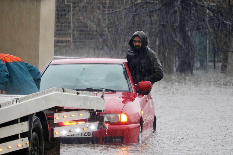 Antalyada şiddetli yağış sele neden oldu Okullar tatil edildi, motokuryelere yasak geldi