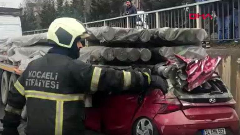 Kara yolunda korkunç kaza TIR’a çarpan otomobil kağıt gibi ezildi