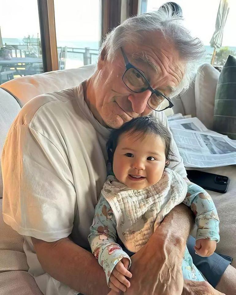 79 yaşında baba olan Robert De Niro 10 aylık kızıyla poz verdi