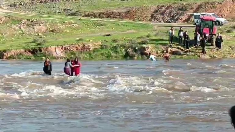 Aniden bastıran sağanak sele neden oldu Suya kapılan 3 kadın kurtarıldı, 1 çocuk kayıp
