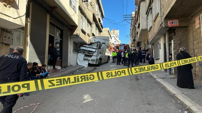 Freni boşalan tır yayayı ezdi