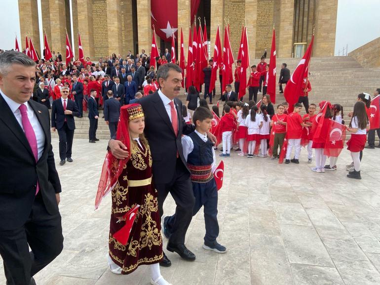 Türkiye 23 Nisanı kutluyor Bakan Tekin ve çocuklardan Anıtkabire ziyaret