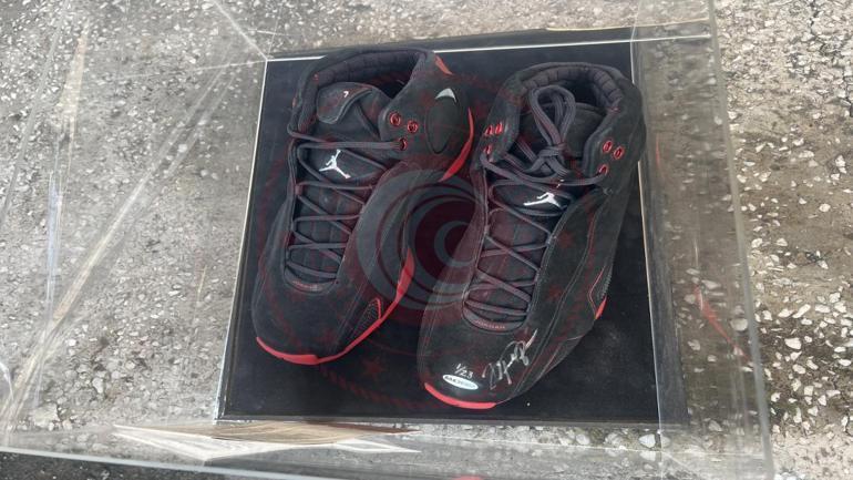 Bakanlıktan satılık Michael Jordan imzalı ayakkabı Fiyatı dudak uçuklattı