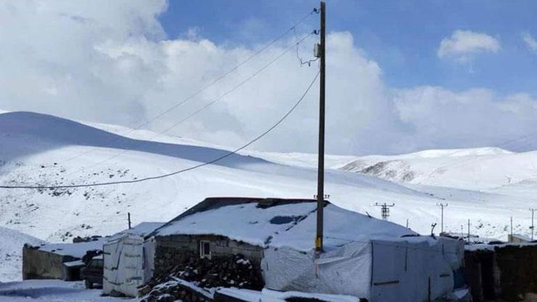 Kar yağışı köylüleri şaşırttı ‘Batıda tatil, bizde kar’