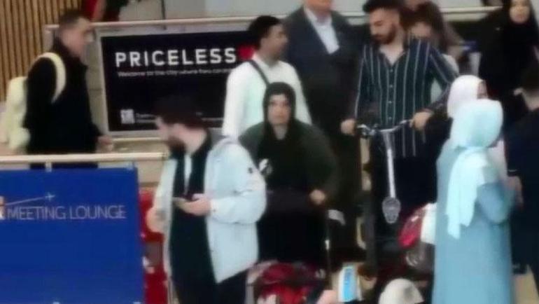 İstanbul Havalimanında akılalmaz olay Polisler bebek arabasındaki çocuğu severken şoke oldu