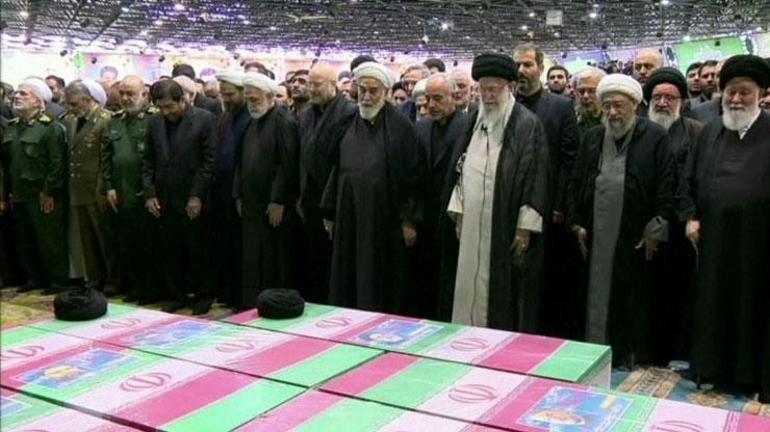 Reisi için Tahranda cenaze töreni Akın ettiler