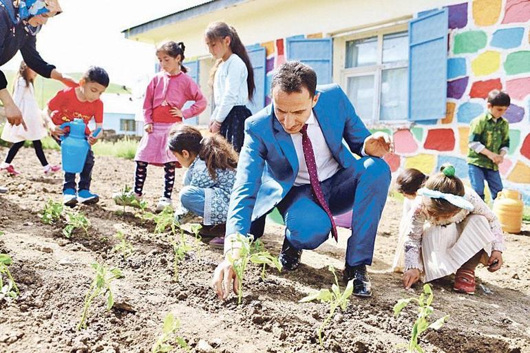 Bir gün köye bir öğretmen gelir...