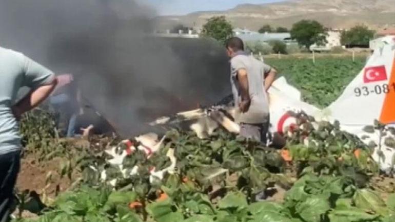 Kayseride eğitim uçağı düştü İki pilot şehit oldu...Tarlada çalışan işçi konuştu: Bizi fark ettiği için yüz üstü indi