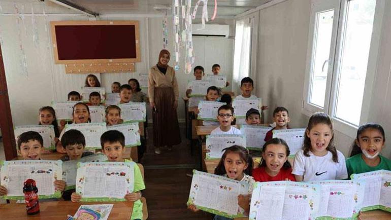 Depremzede çocukların yüzünü güldüren mutluluk Karnelerine kavuştular, heyecanlarından yerlerinde duramadılar