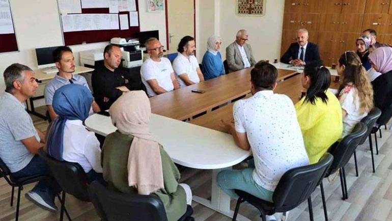 Sivas Milli Eğitim Müdürü öğrencileri uyardı Altın değerinde bir tavsiye: Kitap okumayı unutmayın